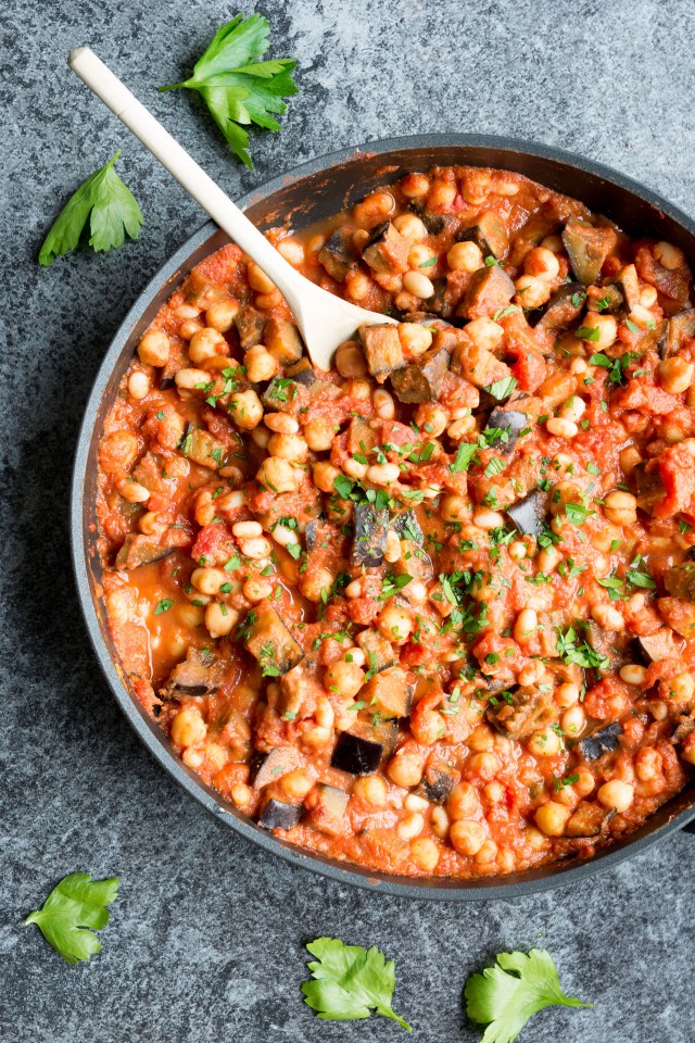 A 10 minute creamy vegan bean casserole, perfect to have on hand when you want a quick, easy dinner! Give this flavour packed dish a try one night this week for a great hearty, healthy and completely vegan meal!