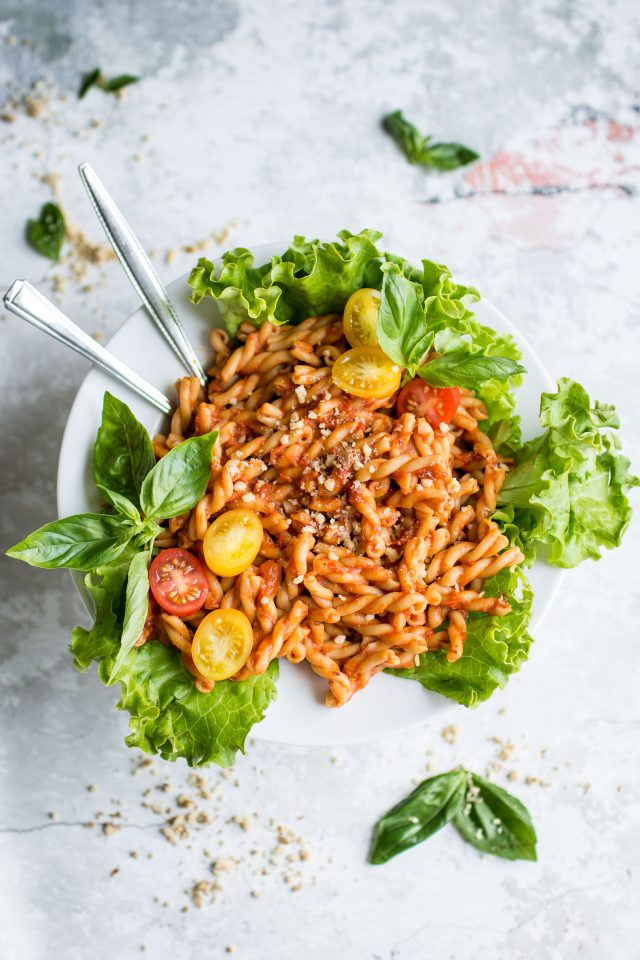 A simple, homemade roasted red pepper and tomato pasta sauce. Full of fresh ingredients and full flavours, this is a great lunch to make the night before and pack for work!